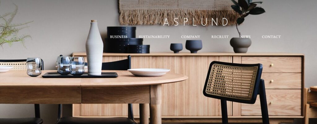 ASPLUND（アスプルンド）公式サイト。北欧デザインを基軸に家具・ラグ・照明などを展開するインテリアブランドのコレクション紹介と製品情報を掲載。