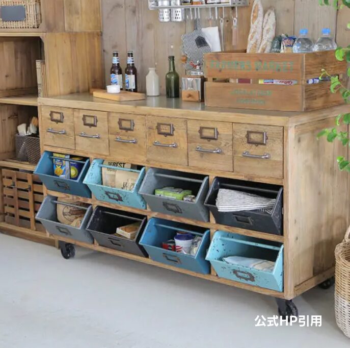 CRASH GATE（クラッシュゲート）GUNS BOX（ガンズボックス）コーディネート提案画像。スチールと古材風ウッドの収納家具を中心に、インダストリアルな空間に馴染む無骨で統一感のあるインテリアスタイルが特長。