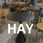 HAY（ヘイ） PALISSADE CONE TABLE（パリセード コーン テーブル）は屋外用テーブル。円錐形のスチール製ベースと薄型円形天板が特徴で、安定感と軽やかさを兼ね備えたミニマルデザイン。