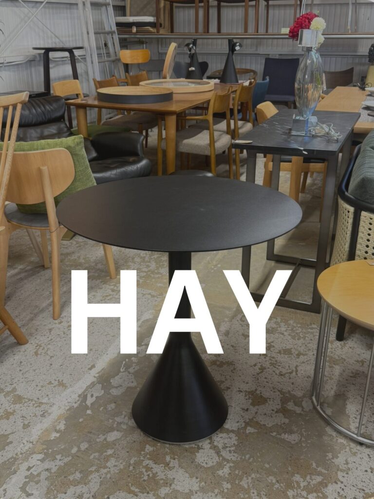 HAY(ヘイ) PALISSADE CONE TABLE(パリセード コーン テーブル)は屋外用テーブル。円錐形のスチール製ベースと薄型円形天板が特徴で、安定感と軽やかさを兼ね備えたミニマルデザイン。