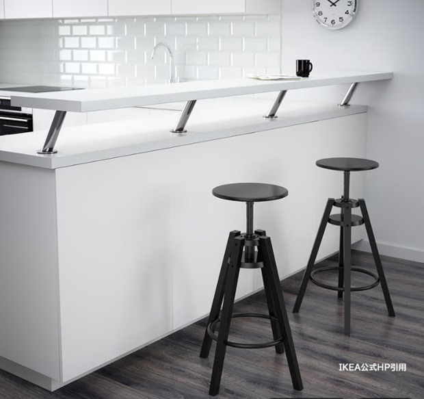 IKEA（イケア）DALFRED（ダルフレッド）スツール キッチンカウンター用昇降スツール。無垢木の丸座面とブラックスチール脚を組み合わせた、調整式でシンプルな北欧デザインが特徴。