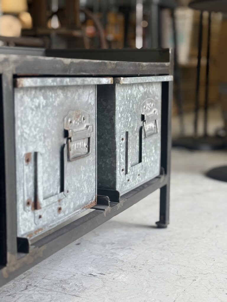 LIFE FURNITURE（ライフファニチャー）FB TVボード 素材感画像：木目調の天板と落ち着いた質感のフレームをクローズアップした写真で、天然木風の質感とマットな仕上げが分かるディテールカット