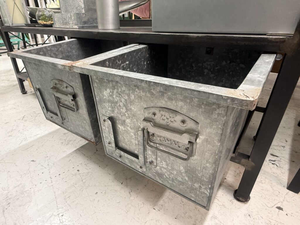 LIFE FURNITURE（ライフファニチャー）FB TVボードBOX画像：金属フレームのTVボード内部に収まる収納ボックスのディテールを写した写真で、スチール素材の質感と引き出し収納の実用性が分かるクローズアップカット