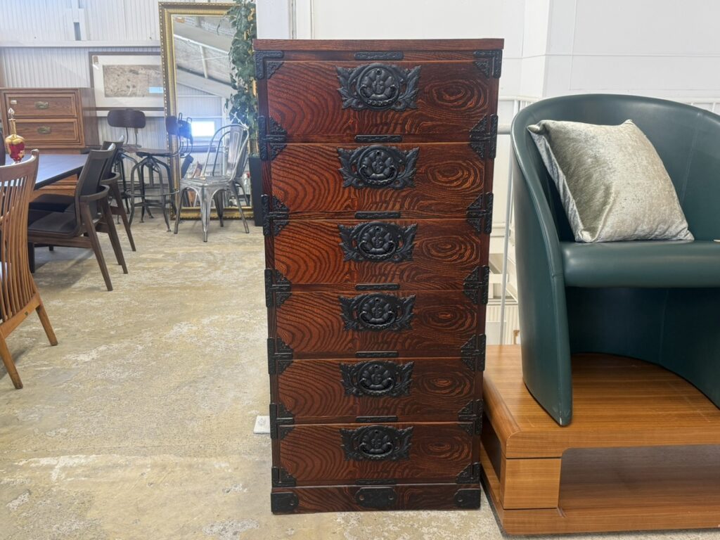 Iwayado Tansu（イワヤドウタンス）箪笥 全体像紹介用
重厚な漆仕上げと南部鉄器金具、端正な直線構造の和家具全景