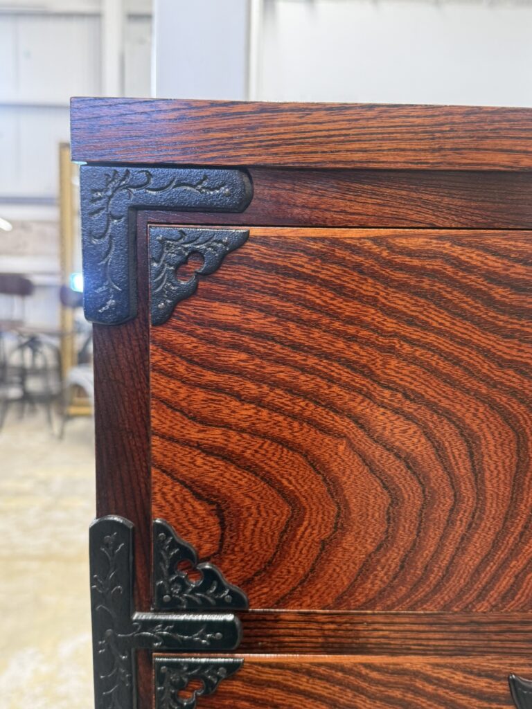 Sendai Tansu（センダイタンス）箪笥 金具角ディテール装飾用
黒漆塗りの木部に南部鉄風金具が映える、角部の重厚な意匠デザイン