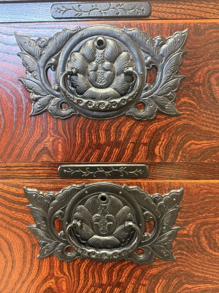 Iwayado Tansu（イワヤドウタンス）箪笥 牡丹模様金具アップ用
立体的に浮き彫りされた牡丹文様と、南部鉄風金具の重厚な質感