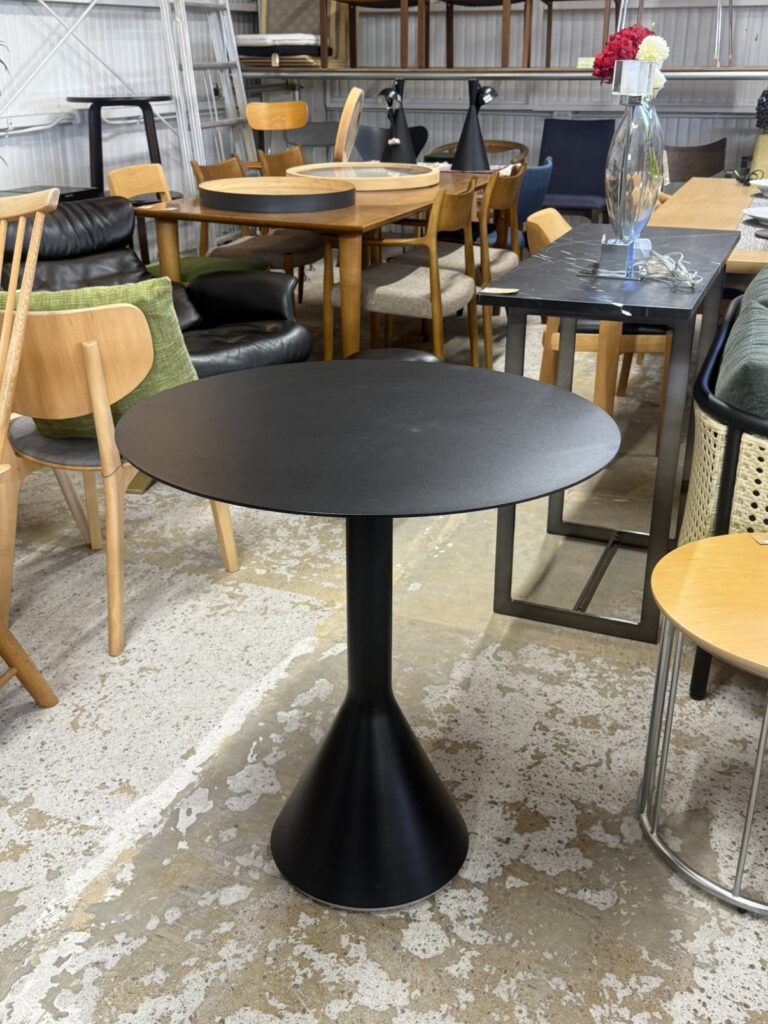 HAY(ヘイ) PALISSADE CONE TABLE(パリセード コーン テーブル)は屋外用テーブル。粉体塗装スチールの薄型天板とコンクリート製コーンベースが特徴で、耐久性と安定感を備えたミニマルデザイン。