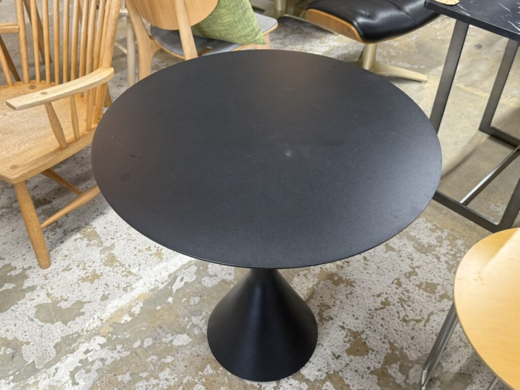 HAY(ヘイ) PALISSADE CONE TABLE(パリセード コーン テーブル)は屋外用テーブル。円錐形のスチール製ベースの円形で、滑らかな粉体塗装仕上げと安定感のあるミニマルな構造がわかるディテール。