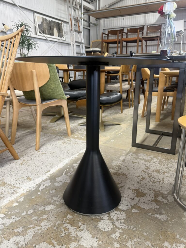 HAY(ヘイ) PALISSADE CONE TABLE(パリセード コーン テーブル)は屋外用テーブル。粉体塗装スチールの薄型天板とコンクリート製コーンベースが特徴で、耐久性と安定感を備えたミニマルデザイン。