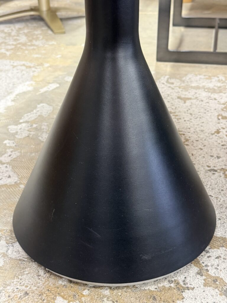 HAY(ヘイ) PALISSADE CONE TABLE(パリセード コーン テーブル)は、屋外用テーブル。円錐形のスチール製ベースが特徴で、安定感のある構造と軽快なミニマルデザインを備えたテーブル脚ディテール。