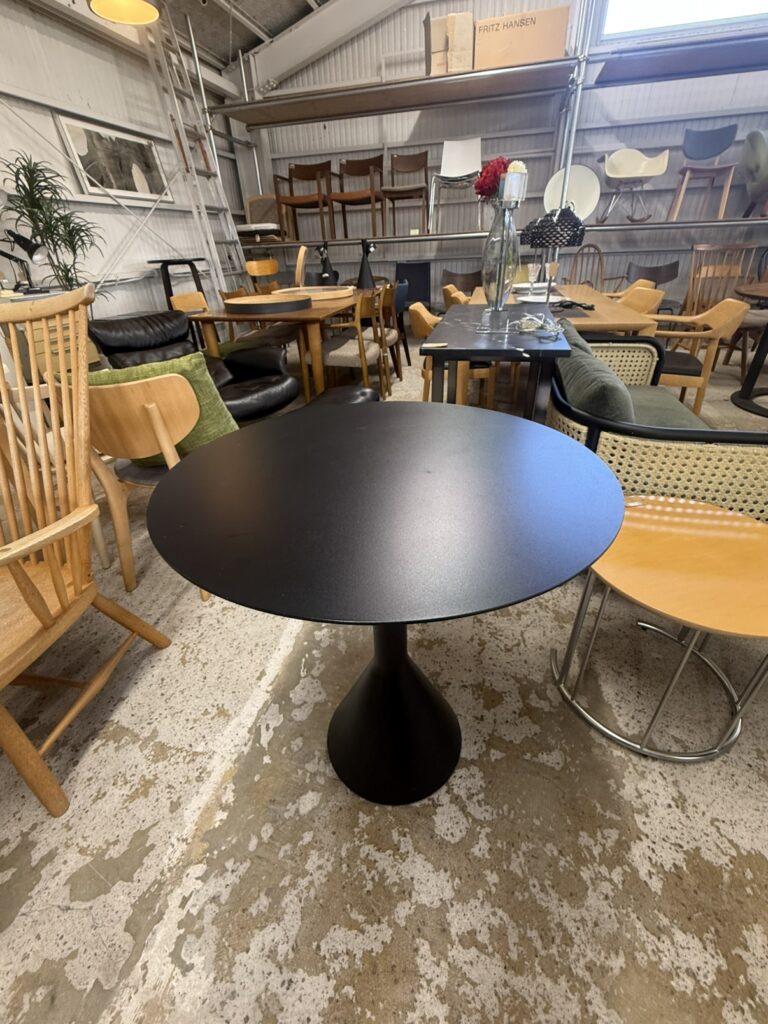HAY(ヘイ) PALISSADE CONE TABLE(パリセード コーン テーブル)は、屋外使用に適したスチール製テーブル。円形天板とコーン型ベースが特徴で、耐候性に優れたシンプルモダンなデザイン。