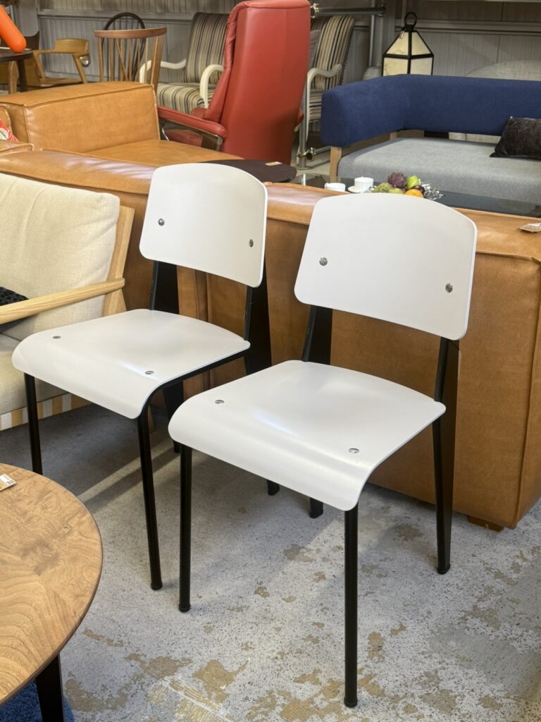 Vitra（ヴィトラ）STANDARD CHAIR SP ダイニングチェア。プラスチック製の座面と背もたれ、軽量スチールフレームで構成され、シンプルながら安定感のある使い心地が特長。