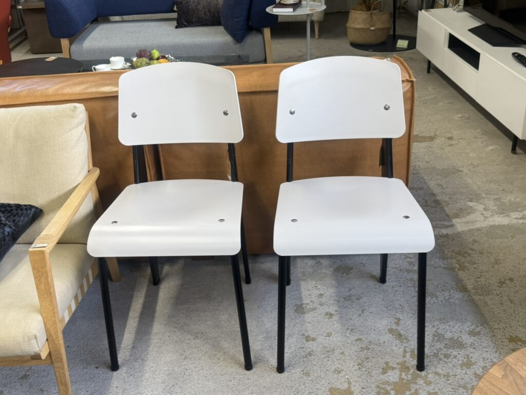 Vitra（ヴィトラ）STANDARD CHAIR SP 椅子 ダイニングチェア。無駄を削ぎ落としたシンプルな構造と軽やかなスチールフレームで、空間になじみやすいデザイン性が特長。