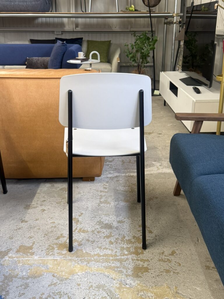 Vitra（ヴィトラ）STANDARD CHAIR SP 椅子 ダイニングチェア。プラスチック製の背もたれとスチールフレームが構成する後ろ姿は、軽やかでシンプルな美しいフォルムが特長。