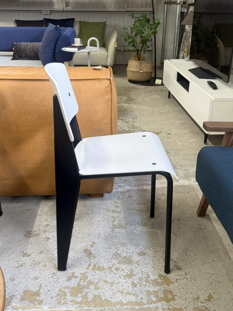 Vitra（ヴィトラ）STANDARD CHAIR SP 椅子 ダイニングチェア。プラスチック製の座面と背もたれが背中にしなやかにフィットし、軽量フレームで安定感があり快適な座り心地。