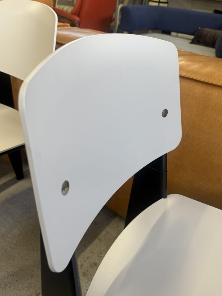 Vitra（ヴィトラ）STANDARD CHAIR SP 椅子 ダイニングチェア。プラスチック製の背もたれが背中のラインに沿って自然にフィットする設計で、軽やかで安定した支持感が特長。