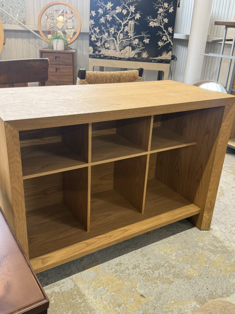 広松木工（ヒロマツモッコウ） ブックシェルフ・収納家具。木の温かな質感を生かしたシンプルな構造で、本や小物を美しく整理できる機能的なデザイン。