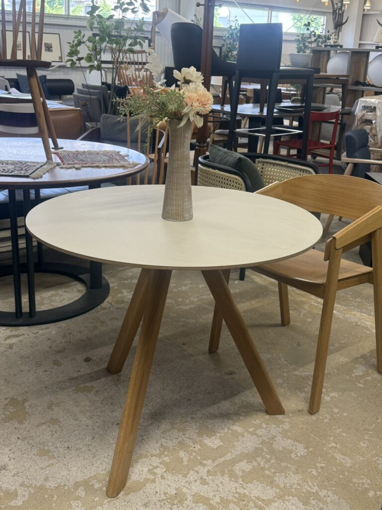 HAY（ヘイ）CPH20 ラウンドダイニングテーブル。柔らかな円形天板が空間に抜け感を与えるシンプルモダンな北欧家具