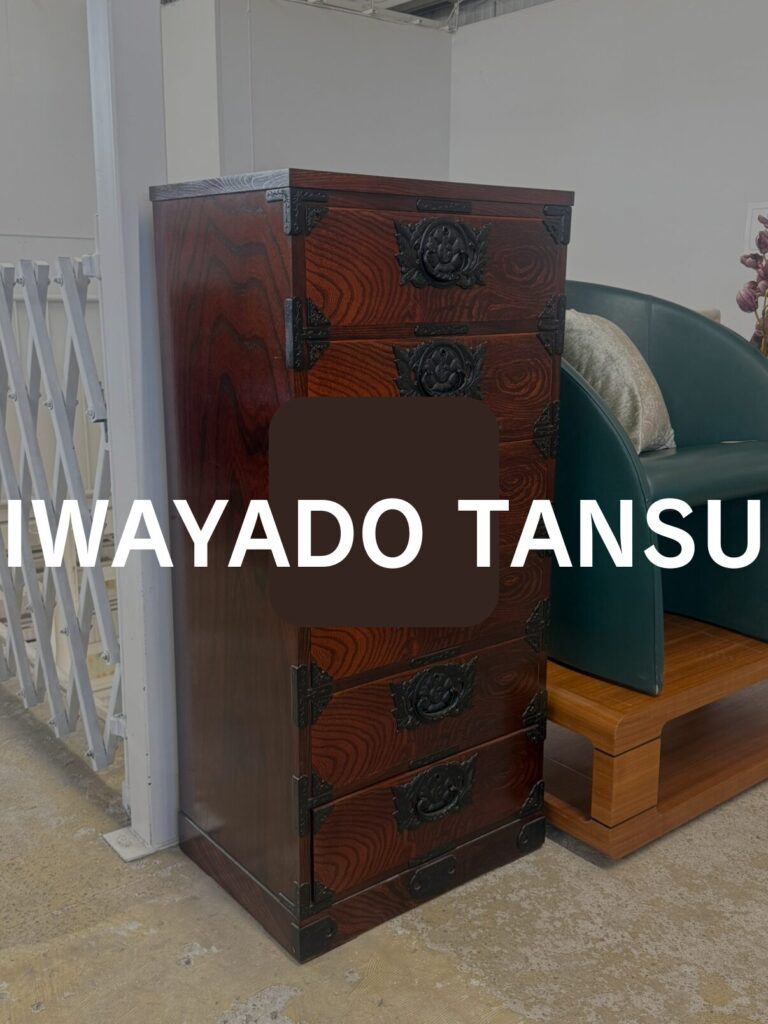 Sendai Tansu（センダイタンス）箪笥 全体写真展示用 欅材の美しい木目と黒漆塗り、金具装飾が調和した伝統工芸和箪笥