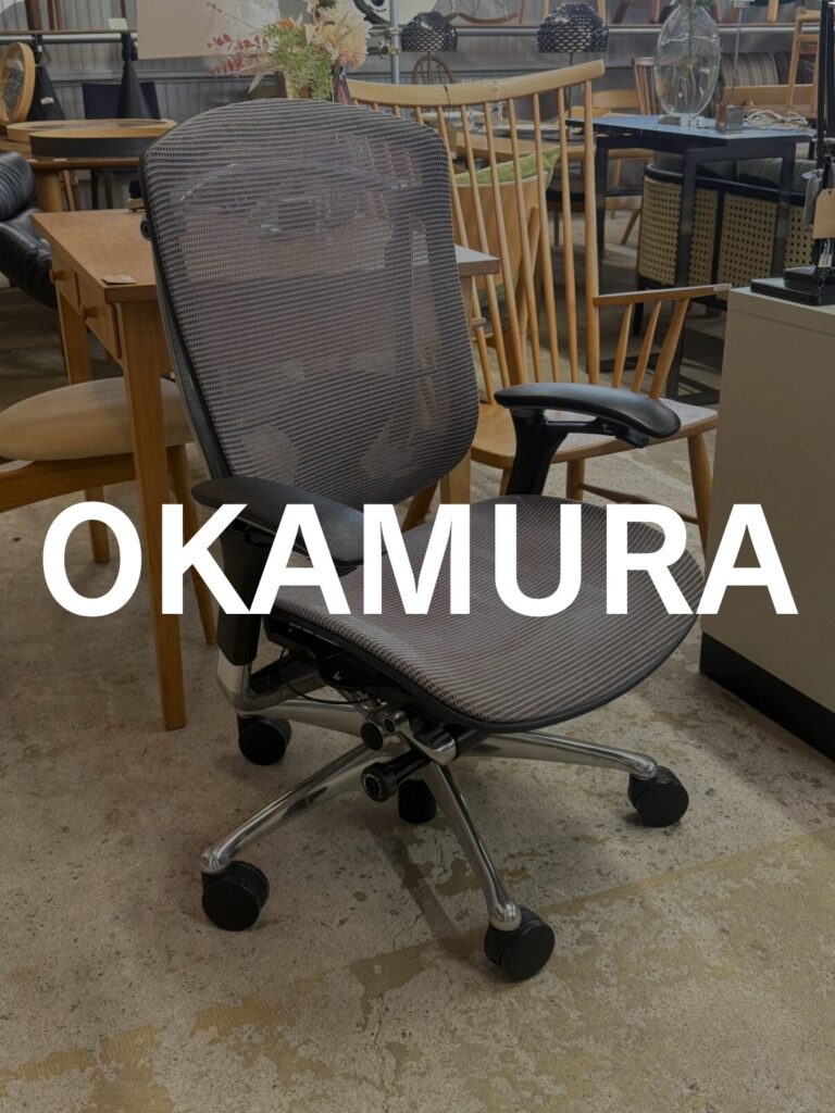 Okamura（オカムラ）Contessa（コンテッサ）オフィスチェア全体画像 ワークチェア用途 メッシュ素材と曲線フレームで通気性と高いフィット感を備えた高機能デザインチェア