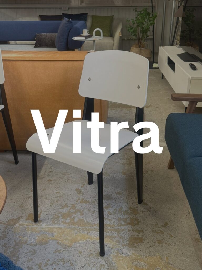 Vitra（ヴィトラ）STANDARD CHAIR SP ダイニングチェア。無駄を削ぎ落とした構造と成形プラスチックの質感により、軽やかで実用性の高いデザインが特長。