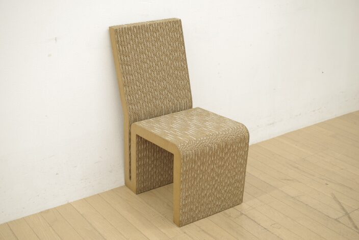 Vitra（ヴィトラ）Wiggle Side Chair（ウィグル サイドチェア）チェア。段ボール素材の波形構造で軽量かつ高い耐久性を持ち、彫刻的なフォルムが特長。
