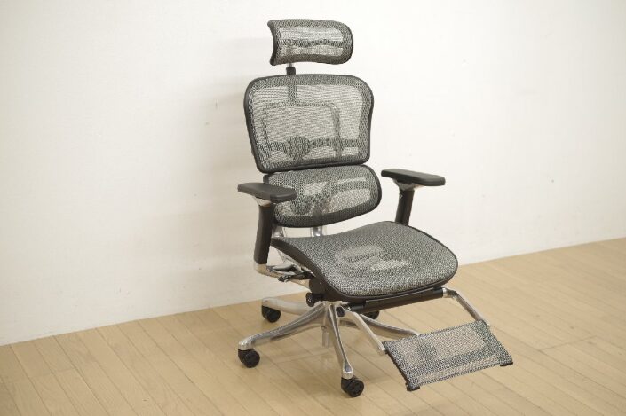 Ergohuman（エルゴヒューマン）Ergohuman Pro2 Ottoman（エルゴヒューマン プロ2 オットマン）オフィスチェア全体画像 ワークチェア用途 メッシュ素材とランバーサポート搭載で通気性と姿勢保持性に優れた多機能設計オットマン付きモデル