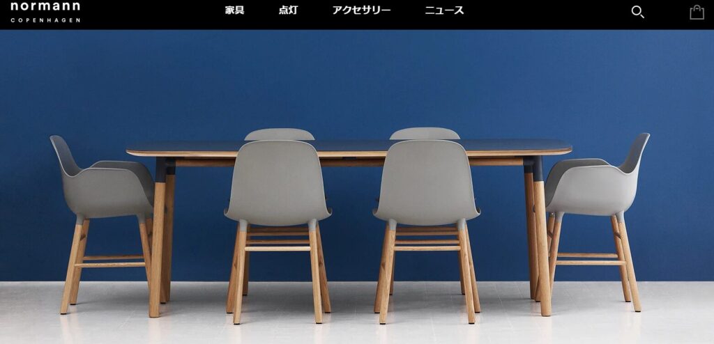 Normann Copenhagen(ノーマンコペンハーゲン) FORM TABLE(フォーム テーブル)は、オーク材とリノリウム天板を組み合わせたダイニングテーブル。柔らかな曲線と軽快なシルエットが特徴で、北欧らしいミニマルな空間に調和するデザイン。