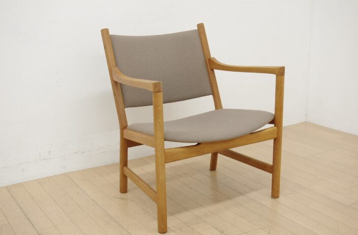 Carl Hansen & Son（カール・ハンセン＆サン）CH52 イージーチェア ラウンジチェア。無垢材フレームとレザー／ファブリックの組み合わせで、温もりある質感と安定した座り心地が特長。