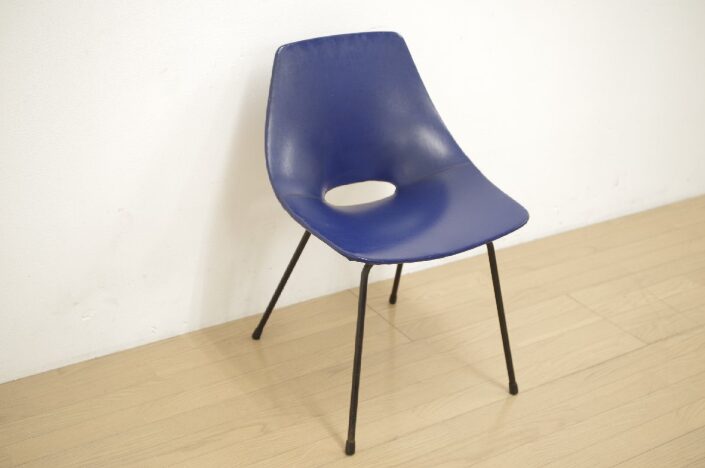 Steiner（シュタイナー）Pierre Guariche（ピエール・ガーリッシュ）Tonneau Chair（トノーチェア）ダイニングチェア。曲木フレームと張り込みシートで構成され、身体を包み込む曲線フォルムと安定した座り心地が特長。