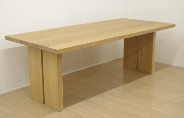 Ritzwell(リッツウェル) QX TABLE(QXテーブル)は、無垢材天板と金属脚を組み合わせたダイニングテーブル。直線的で端正なフォルムと上質な木目が空間に落ち着きを与えるデザイン。
