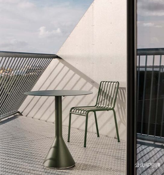 HAY(ヘイ) PALISSADE CONE TABLE(パリセード コーン テーブル)は、屋外用ダイニングテーブル。粉体塗装スチール製の超薄型天板とコンクリートベースの円錐脚が特徴で、軽快さと高い安定性を両立したミニマルデザイン。