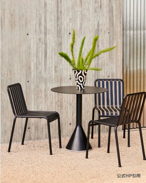 HAY(ヘイ) PALISSADE CONE TABLE(パリセード コーン テーブル)は屋外用テーブル。粉体塗装スチールの薄型天板とコンクリート製コーンベースが特徴で、耐久性と安定感を備えたミニマルデザイン。