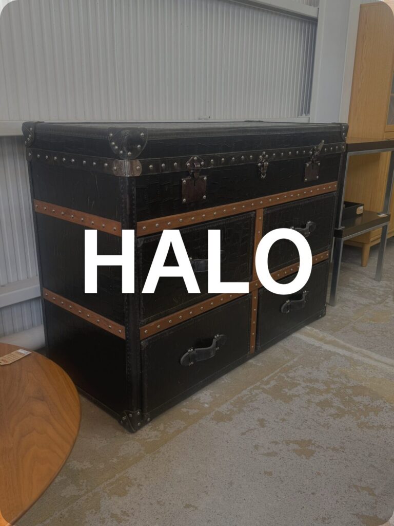 **HALO（ハロ） HALO ETON MEDIUM CHEST（イートン ミディアム チェスト） チェスト・収納家具。** ヴィンテージ感のあるレザー張りと重厚な木製フレームを組み合わせたデザインで、収納力とインテリア性を兼ね備えたチェスト。