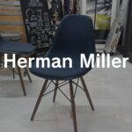 Herman Miller（ハーマンミラー）イームズ プラスチックシェルサイドチェア アップホルスター仕様 ダイニングチェア。ネイビーブルーファブリックと一体成形シェルが特徴のミッドセンチュリー家具