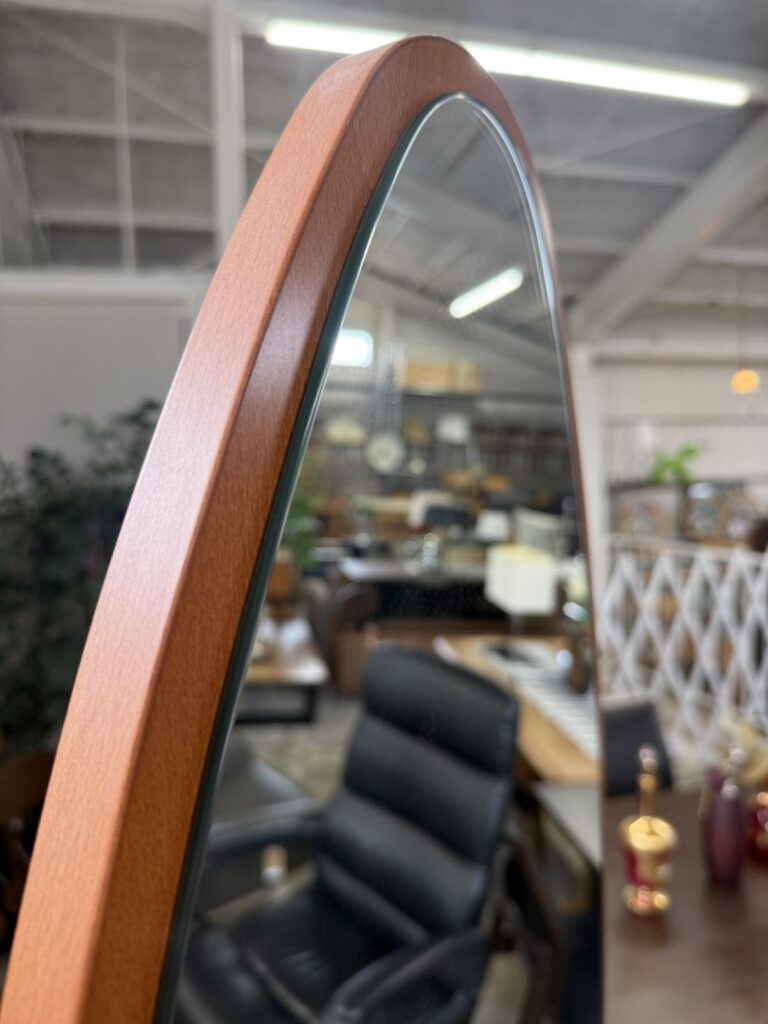 Calligaris（カリガリス）デザインの本質　洗練されたイタリア家具　ガラス・木・金属の素材を活かした軽やかで機能的なフォルム