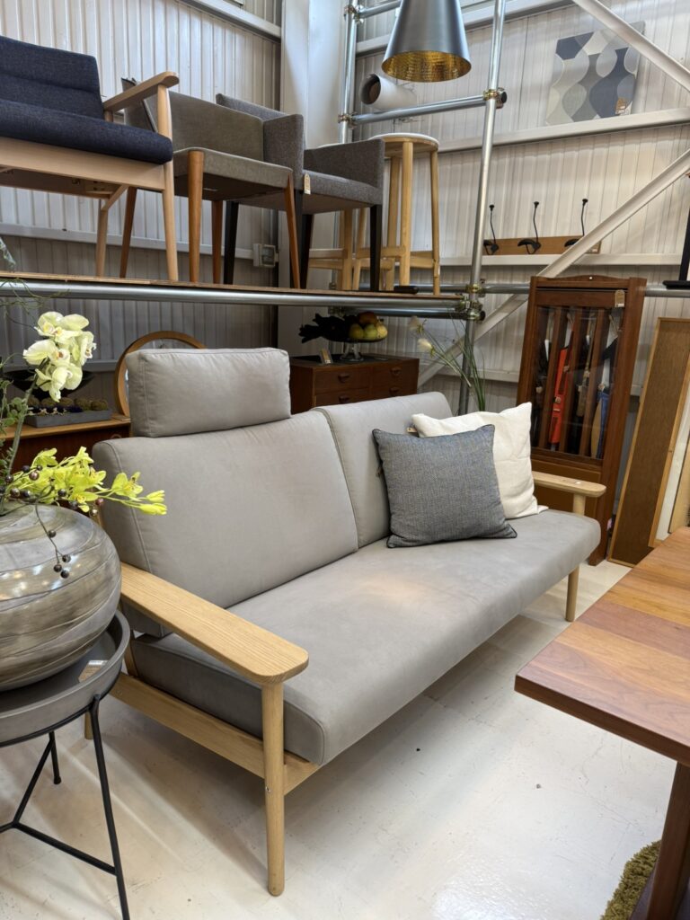 Karimoku Furniture（カリモク家具）WD4303E ソファ リビング用ソファ。ピュアオーク材の明るい木部とスリムアーム設計で空間を広く見せる、コンパクトで上質な座り心地のモデル。
