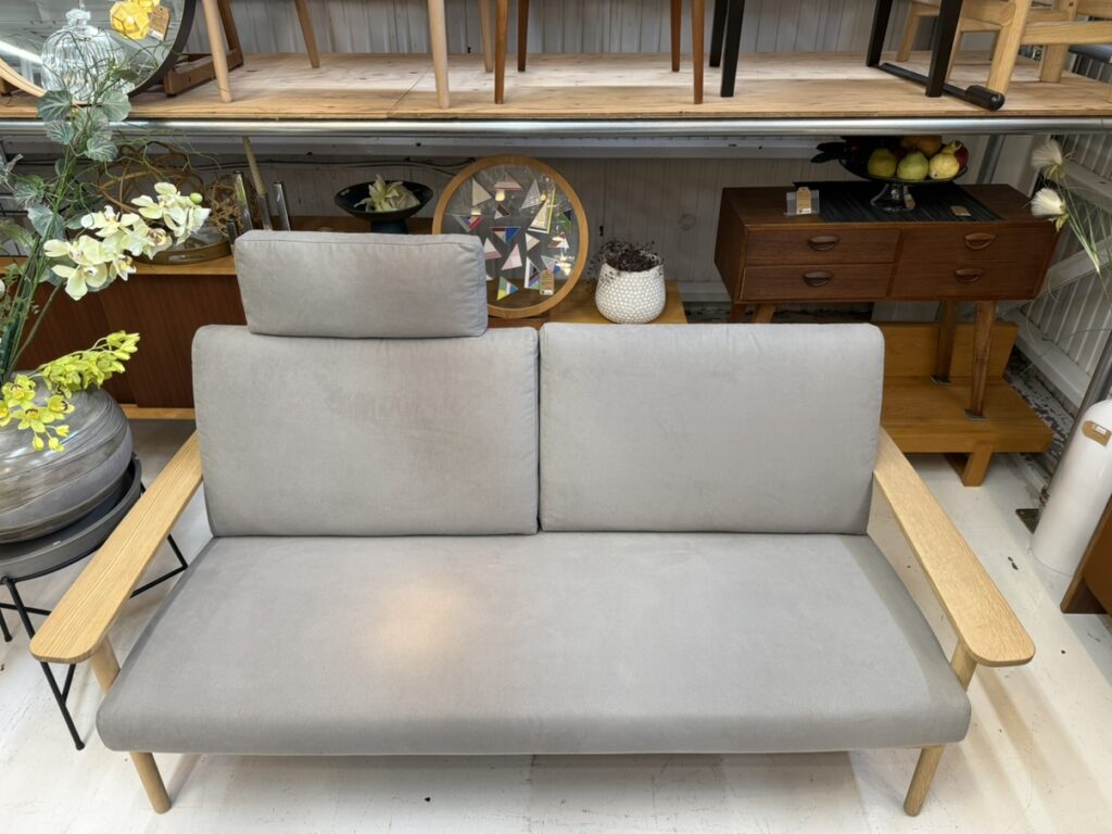 Karimoku Furniture（カリモク家具）WD4303E ソファ リビング用ソファ。ピュアオーク材の明るい木部とスリムアーム設計で空間を広く見せる、コンパクトで上質な座り心地のモデル。
