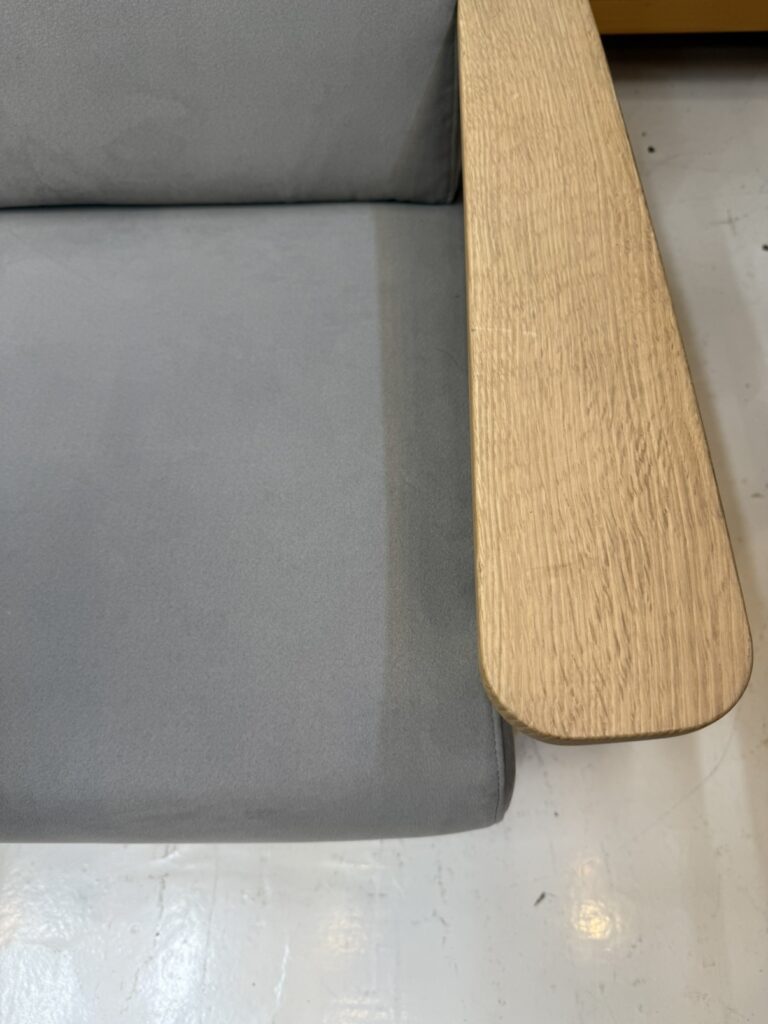 Karimoku Furniture（カリモク家具）WD4303E ソファ リビング用ソファ。ディナミカ（旧ラムース）の起毛スエード調張地で、しっとりした質感と高耐久性を兼ね備えた上質な座り心地。