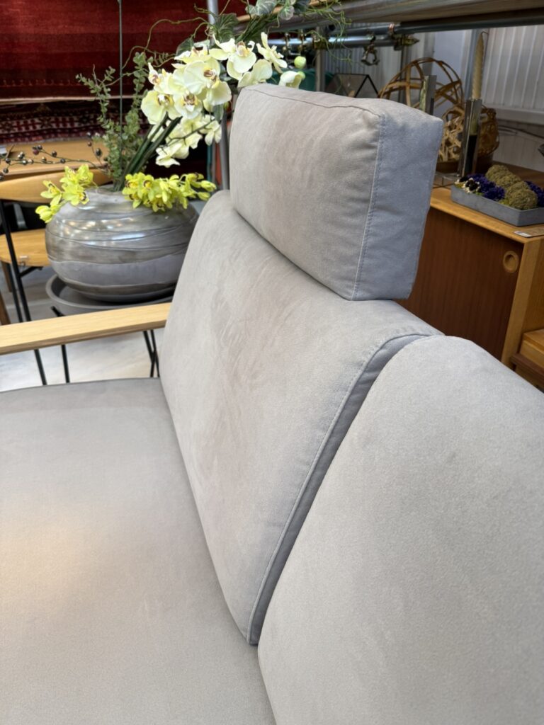 Karimoku Furniture（カリモク家具）WD4303E ソファ用ヘッドレスト。首元を支える立体クッション設計で、姿勢を安定させリラックス性を高める快適サポートパーツ。
