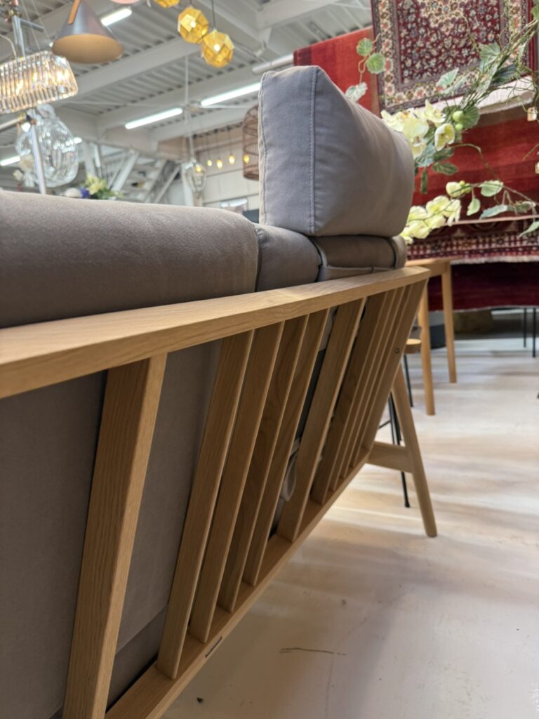 Karimoku Furniture（カリモク家具）WD4303E ソファ リビング用ソファ。ピュアオーク材の明るい木部とスリムアーム設計で空間を広く見せる、コンパクトで上質な座り心地のモデル。