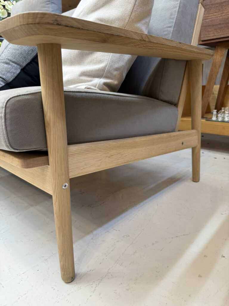 Karimoku Furniture（カリモク家具）WD4303E ソファ リビング用ソファ。スリムアーム設計で座面を広く確保し、軽やかで省スペースな印象を持つコンパクトフォルム。

