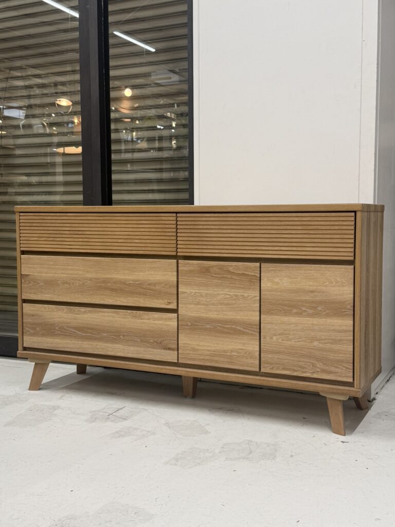 CROSS TIME(クロスタイム)SAVONA(サボナ)CW OAK 150 LC ローチェスト全体画像。オーク柄突板と直線的デザインで構成された幅150cmのモダン収納家具