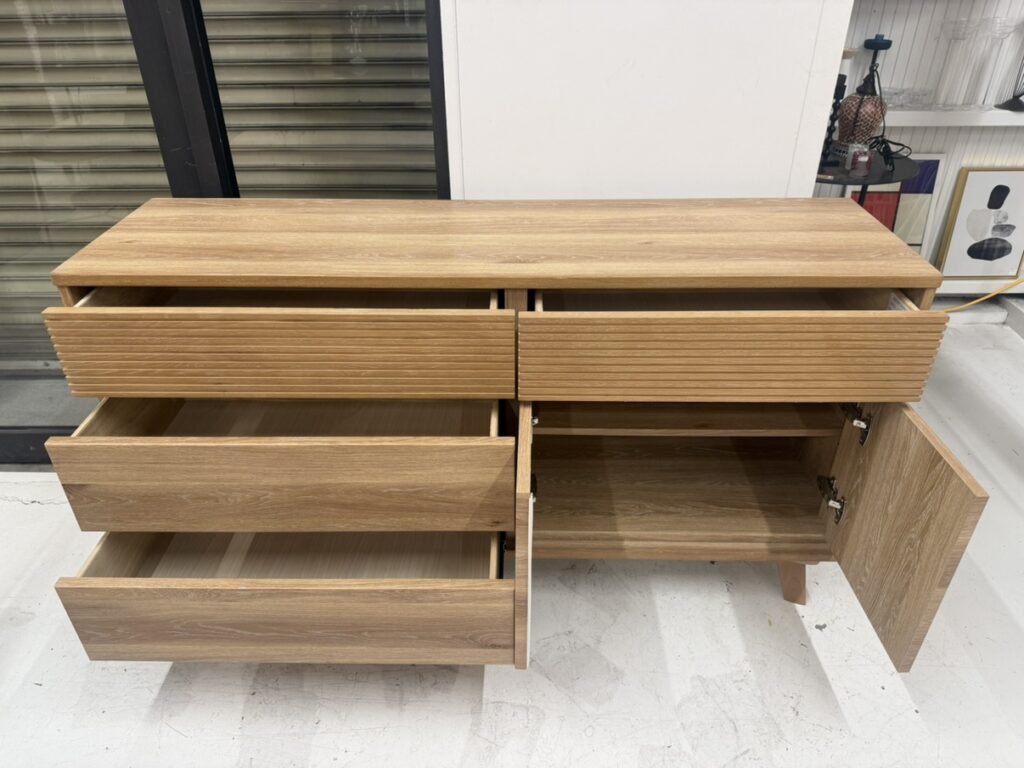 CROSS TIME(クロスタイム)SAVONA(サボナ)CW OAK 150 LC ローチェスト全体画像。オーク柄突板と直線的デザインで構成された幅150cmのモダン収納家具
