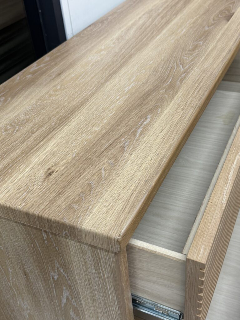 CROSS TIME(クロスタイム)SAVONA(サボナ)CW OAK 150 LC ローチェスト引き出し収納ディテール画像。金属製スライドレール採用で、引き出しの開閉が滑らかで耐久性と安定性に優れた構造。