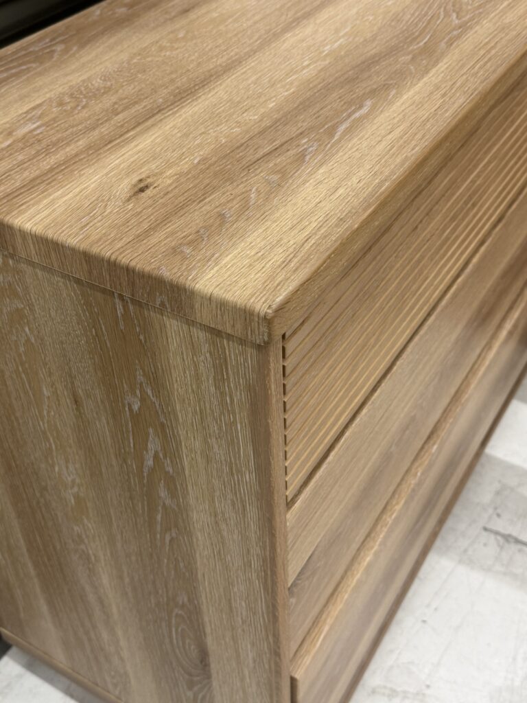 CROSS TIME(クロスタイム)SAVONA(サボナ)CW OAK 150 LC 角部分クローズアップ画像。丸みを持たせたコーナー仕上げで、やわらかな印象と安全性を高めたオーク調収納家具のディテール。