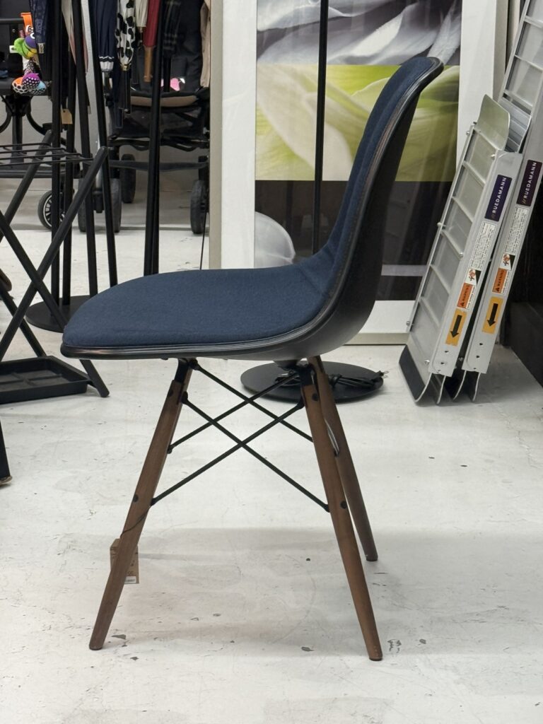 Herman Miller（ハーマンミラー）イームズ プラスチックシェルサイドチェア アップホルスター仕様 ダイニングチェア。座面と背もたれが一体成形されたシェル構造とネイビーファブリックが特徴