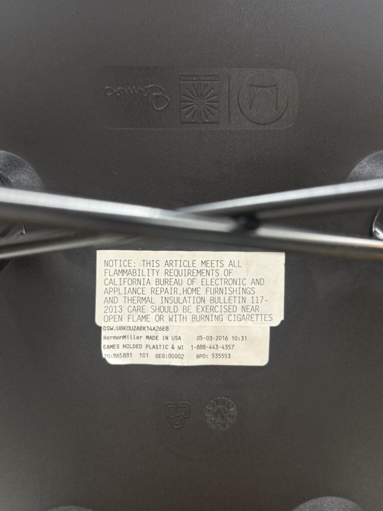 Herman Miller（ハーマンミラー）イームズ プラスチックシェルサイドチェア アップホルスター仕様の座面裏ロゴシール。正規品認証ラベルと製品情報が確認できるディテール画像
