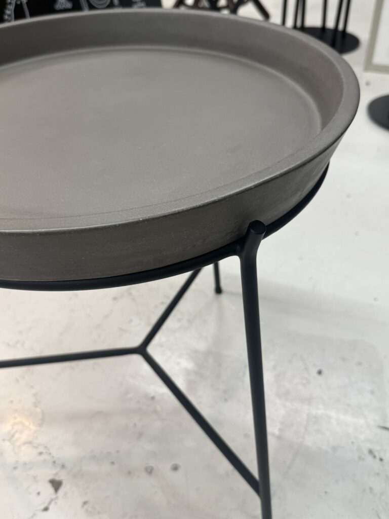 コンクリート × メタルの美学｜APOLLO end table（アポロ エンド