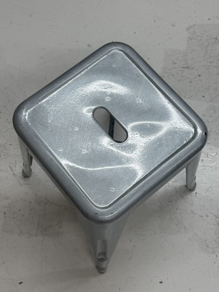 TOLIX(トリックス)H45 Stool 座面画像。スチール製の丸型シートを上面から捉えた写真で、滑らかな曲面とマットな質感が分かるインダストリアルな仕上げが特長。
